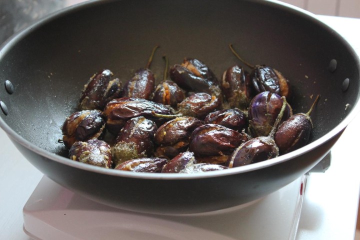 Senagapindi Kobbari Gutti Vankaya Recipe - Besan Coconut Stuffed Brinjal