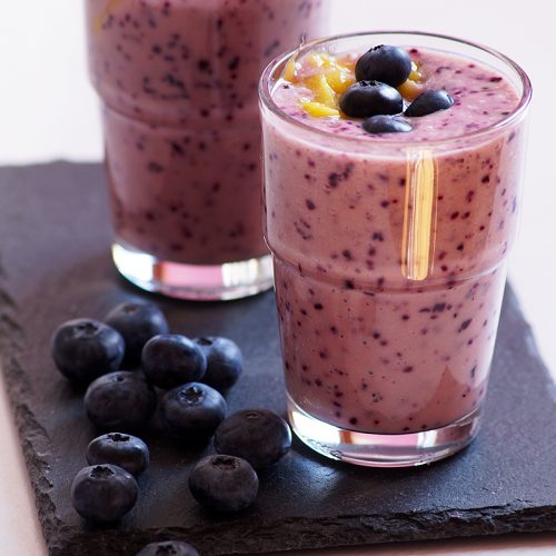 https://www.blendwithspices.com/wp-content/uploads/2019/04/mango-blueberry-smoothie-recipe-500x500.jpg