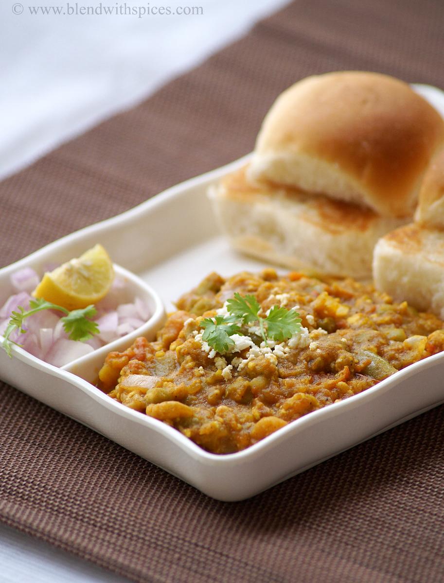 a plate a paneer pav bhaji served with buns