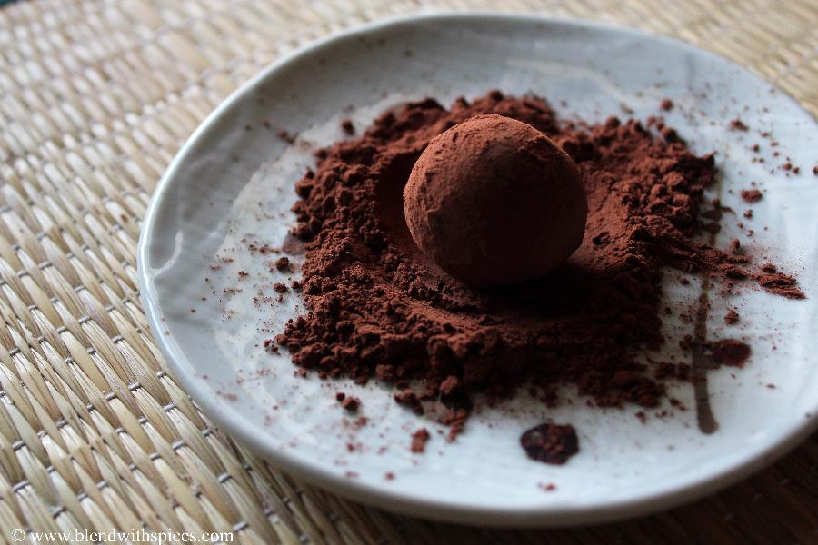 https://www.blendwithspices.com/wp-content/uploads/2020/11/chestnut-chocolate-balls-recipe.jpg